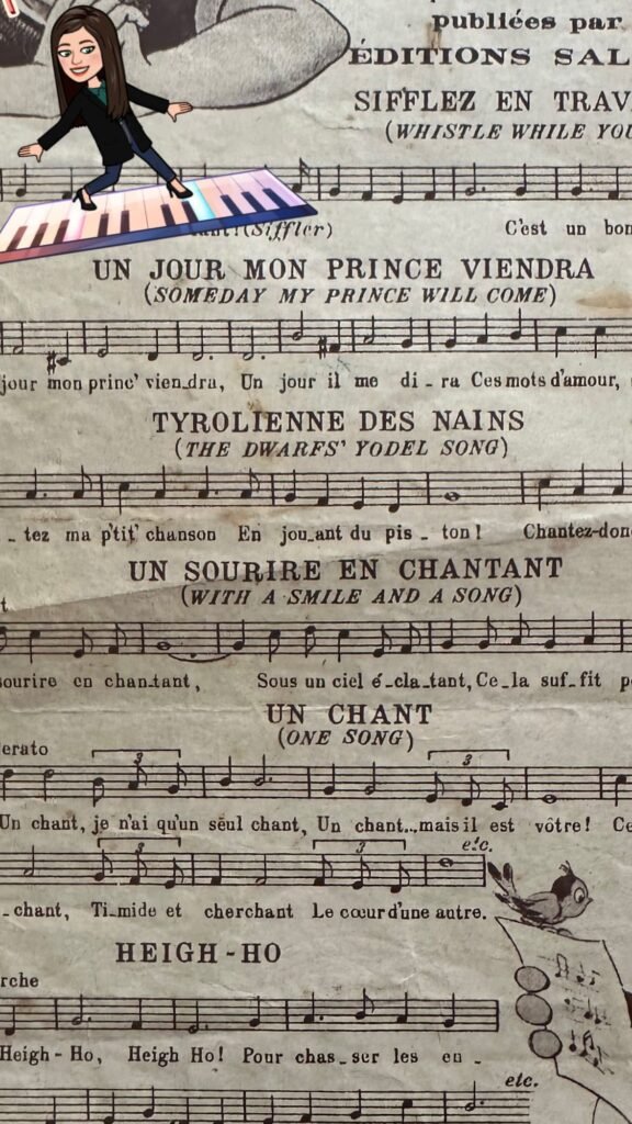 Image d'une ancienne partition de piano posée sur un pupitre en bois patiné, avec des notes de musique écrites à la main. Le papier est jauni par le temps, révélant un charme vintage et une histoire musicale intemporelle. En arrière-plan, un flou artistique laisse deviner les touches d'un piano classique, créant une ambiance nostalgique et authentique.