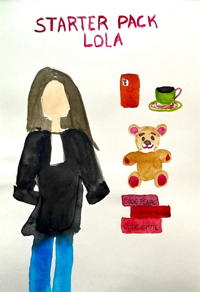 Illustration d’une avocate nommée Lola en robe noire avec rabat blanc, représentant son « starter pack ». Elle est entourée de ses essentiels : un smartphone orange, une tasse de café verte sur une soucoupe colorée, un doudou en peluche, et une pile de codes juridiques (Code pénal, Code du travail, Code civil). Aquarelle originale illustrant l’univers quotidien d’une avocate engagée auprès des enfants et des familles.